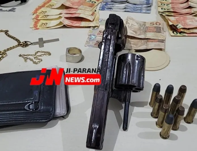 Denúncia de tráfico leva PM a encontrar arma, dinheiro e criatório suspeito de galos de rinha