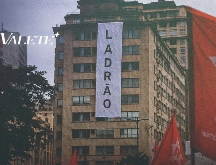 PF aborda morador por faixa "ladrão" em sua janela, próximo a evento com Lula