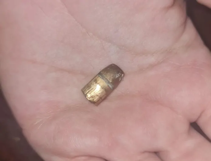 Moradora encontra projétil após impacto em parede e caso mobiliza perícia em Ji-Paraná