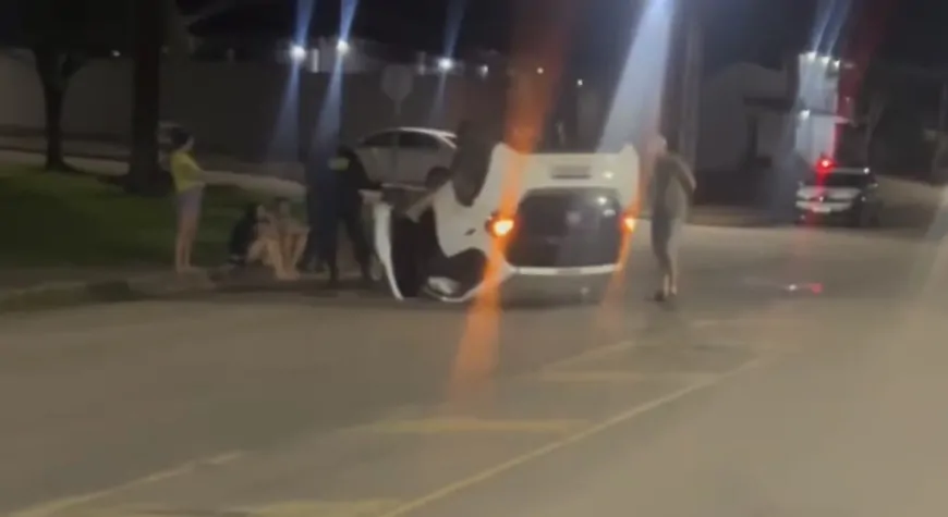 Avanço de parada obrigatória provoca capotamento e susto na madrugada