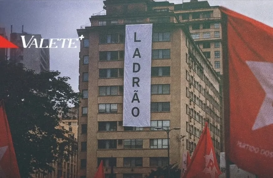 PF aborda morador por faixa "ladrão" em sua janela, próximo a evento com Lula