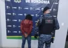 Mulher é conduzida por suspeita de tráfico de drogas durante ação da Polícia Militar em Ji-Paraná