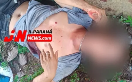 Criminosos abrem fogo de dentro de carro e baleiam homem na rua