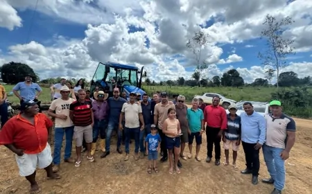 Deputado Nim Barroso entrega trator à Associação Rio da Onça e fortalece agricultura familiar em Machadinho d’Oeste