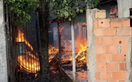 Casa é destruída por incêndio em bairro de Ji-Paraná