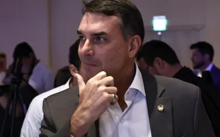 Flávio visita Jair Bolsonaro e ouve recado do pai para “seguir firme”