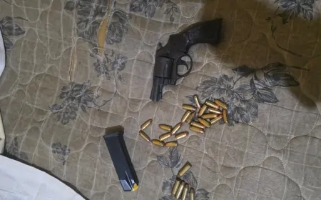 Polícia Militar apreende arma munições e materiais ligados à facção criminosa