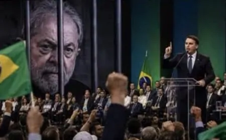 Flávio Bolsonaro é ovacionado por prefeitos em Brasília enquanto coro contra Lula toma conta do evento