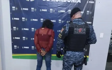 Mulher é conduzida por suspeita de tráfico de drogas durante ação da Polícia Militar em Ji-Paraná