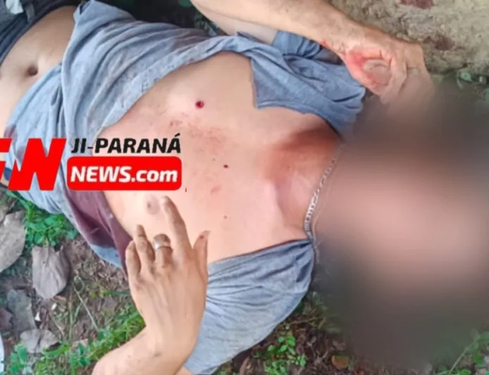 Criminosos abrem fogo de dentro de carro e baleiam homem na rua