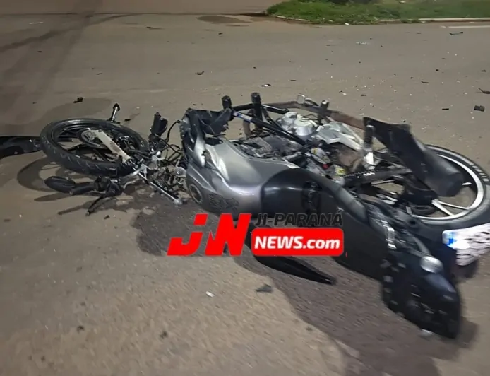 Possível avanço de sinal é investigado após colisão entre carro e moto