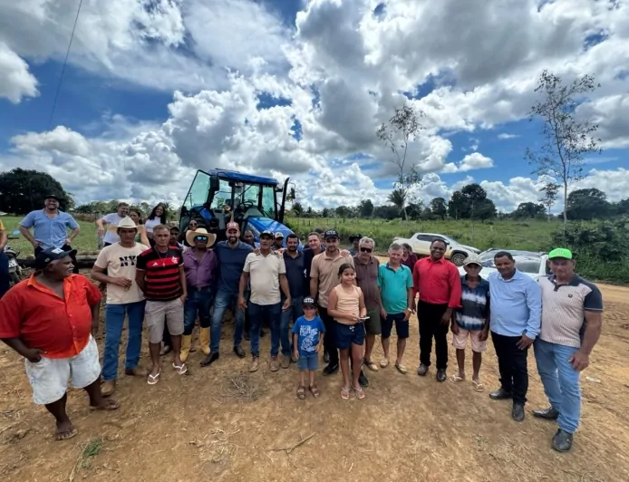Deputado Nim Barroso entrega trator à Associação Rio da Onça e fortalece agricultura familiar em Machadinho d’Oeste