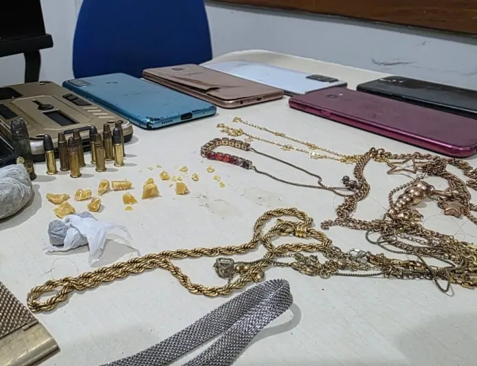 Polícia Militar desarticula ponto de tráfico, apreende drogas, munições e objetos de origem suspeita