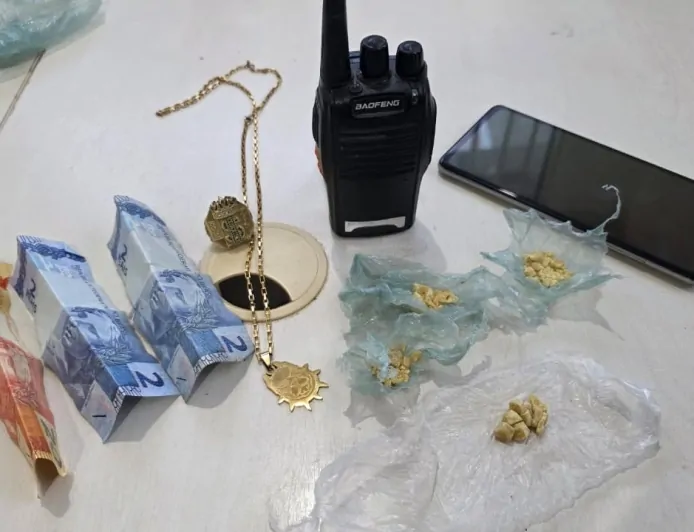 Menor envolvido com facção criminosa é apreendido com drogas pela PM no bairro Primavera
