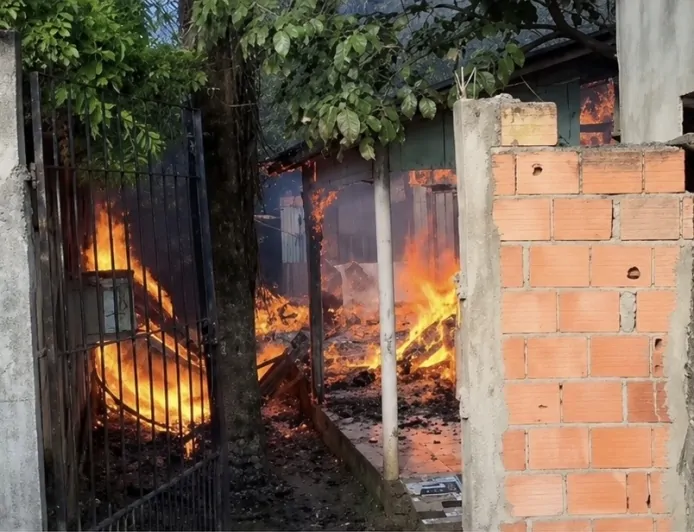 Casa é destruída por incêndio em bairro de Ji-Paraná