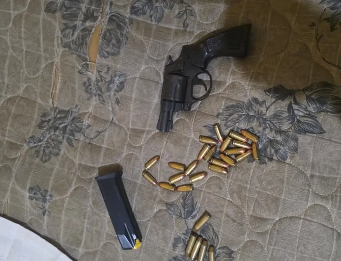 Polícia Militar apreende arma munições e materiais ligados à facção criminosa