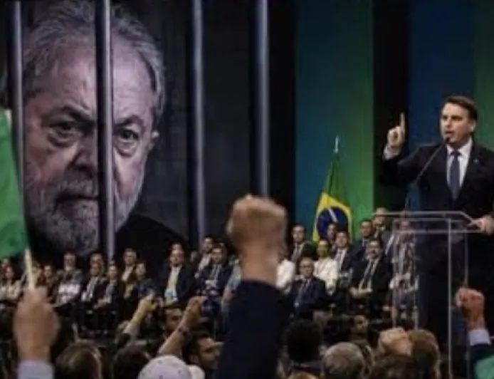 Flávio Bolsonaro é ovacionado por prefeitos em Brasília enquanto coro contra Lula toma conta do evento