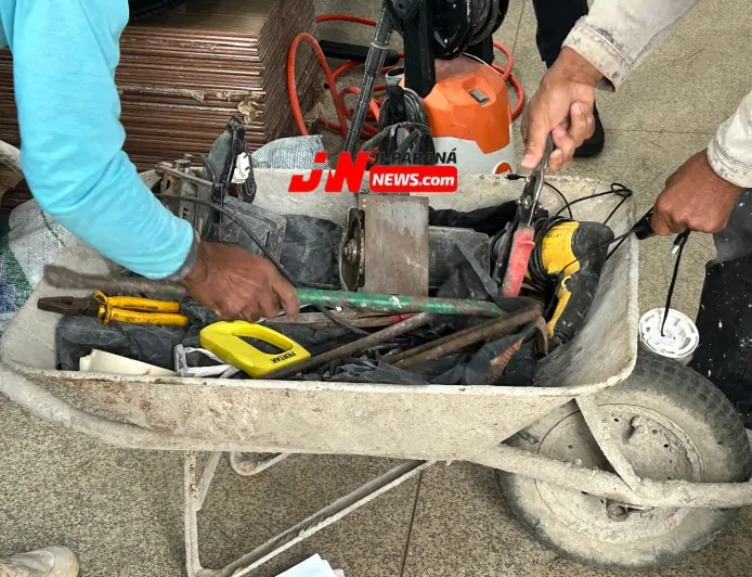 PM encontra possível depósito de objetos furtados em ponto de drogas e recupera materiais levados de obra