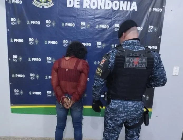 Mulher é conduzida por suspeita de tráfico de drogas durante ação da Polícia Militar em Ji-Paraná