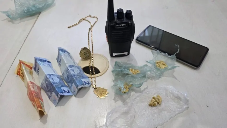 Menor envolvido com facção criminosa é apreendido com drogas pela PM no bairro Primavera