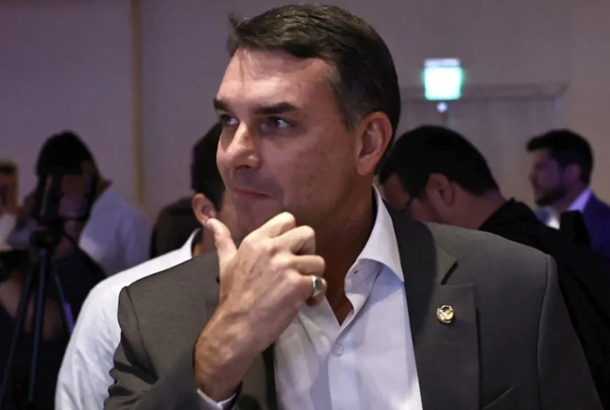 Flávio visita Jair Bolsonaro e ouve recado do pai para “seguir firme”
