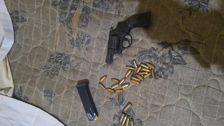Polícia Militar apreende arma munições e materiais ligados à facção criminosa