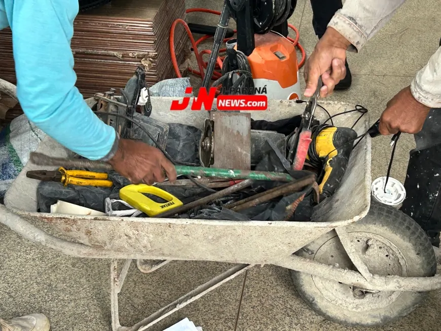 PM encontra possível depósito de objetos furtados em ponto de drogas e recupera materiais levados de obra