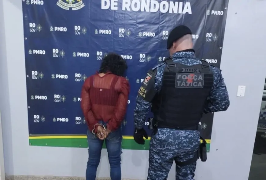 Mulher é conduzida por suspeita de tráfico de drogas durante ação da Polícia Militar em Ji-Paraná