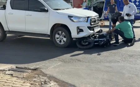 Motociclista fica ferida após colisão com camionete