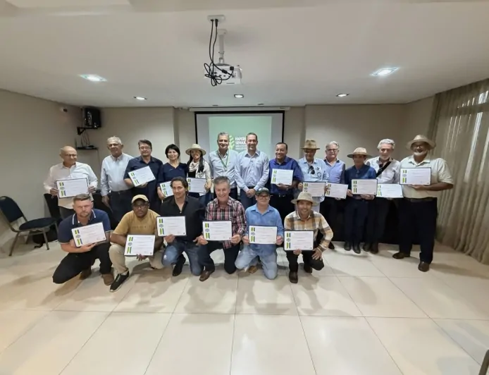 Eyder Brasil homenageia presidente da FAPERON com Medalha do Mérito Legislativo em Ji-Paraná