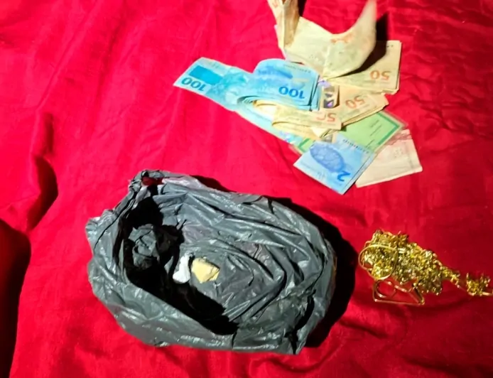Polícia Militar desarticula ponto de tráfico e apreende drogas, dinheiro e joias