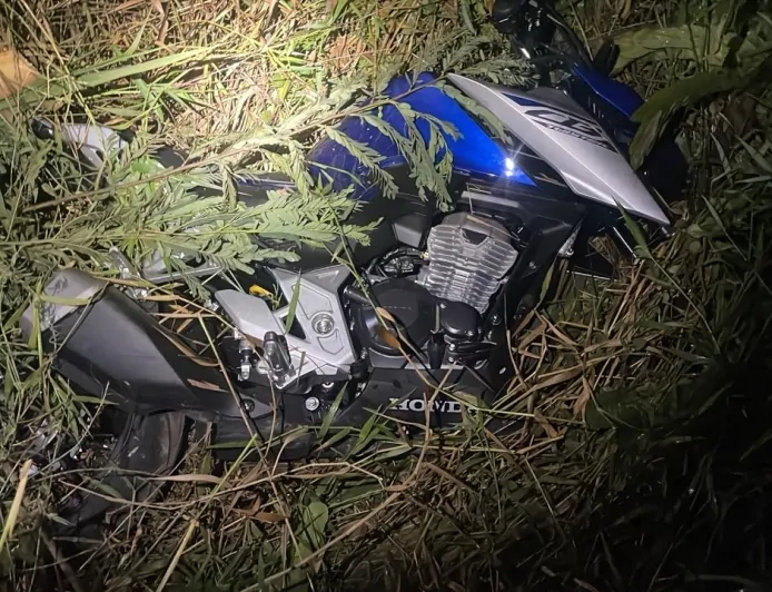 Criminoso quebrou vidraça com um bloco de cimento e furtou moto em concessionária de Ji-Paraná