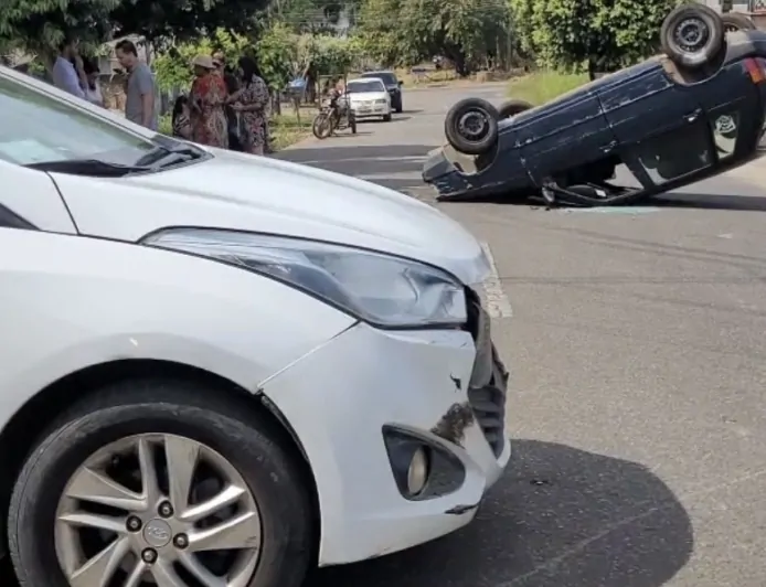 Motorista escapa de ferimentos graves após carro capotar em cruzamento de Ji-Paraná