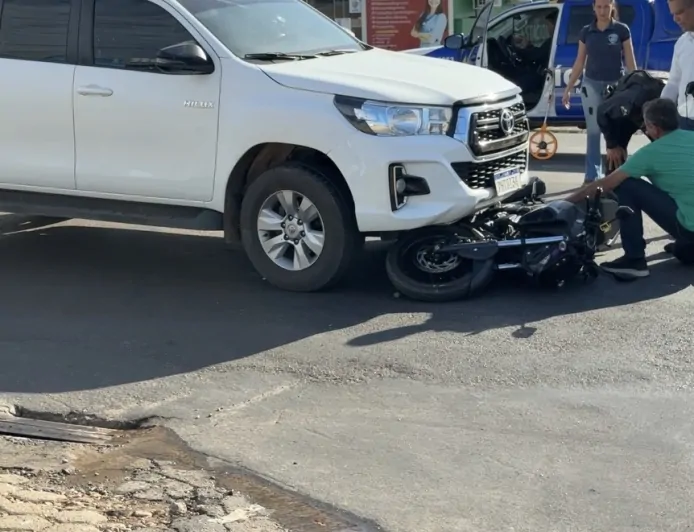 Motociclista fica ferida após colisão com camionete