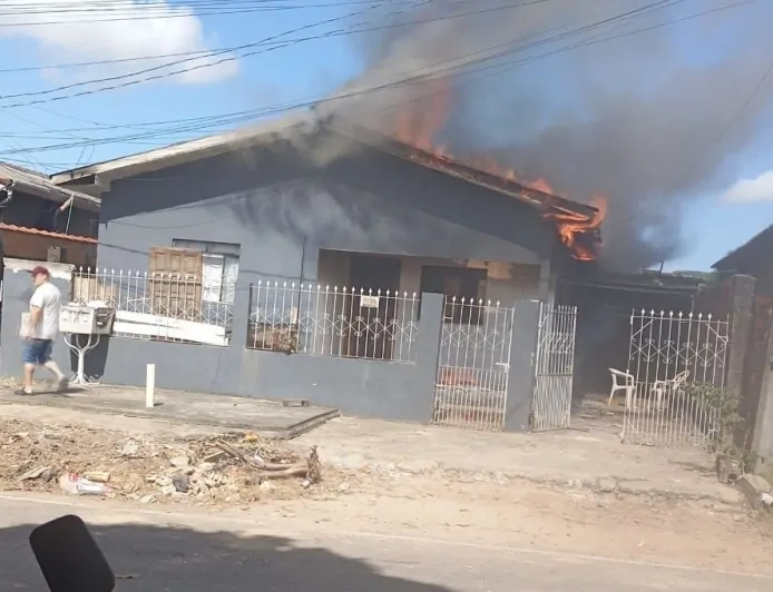Incêndio destrói móveis de residência e mobiliza bombeiros no bairro Santiago