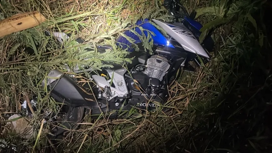 Criminoso quebrou vidraça com um bloco de cimento e furtou moto em concessionária de Ji-Paraná