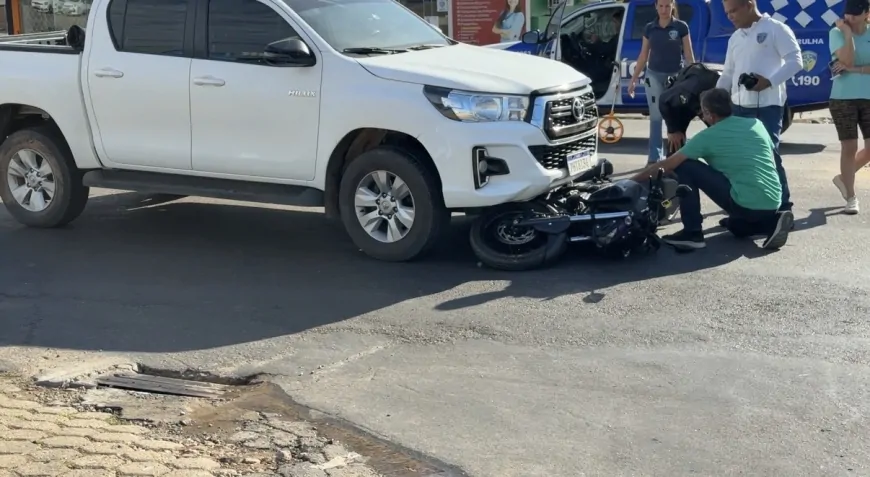 Motociclista fica ferida após colisão com camionete