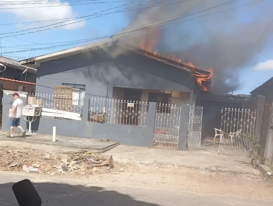 Incêndio destrói móveis de residência e mobiliza bombeiros no bairro Santiago