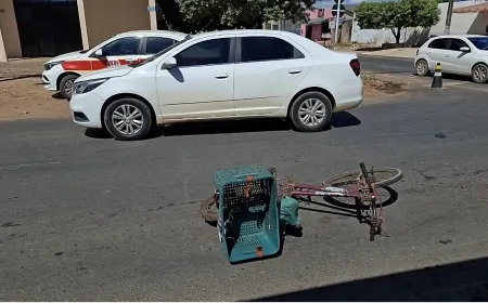 Colisão entre Chevrolet Cobalt e ciclista deixa para-brisa destruído e mobiliza o SAMU em Ji-Paraná
