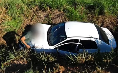 Falha mecânica faz motorista perder controle e cair em vala na RO-135