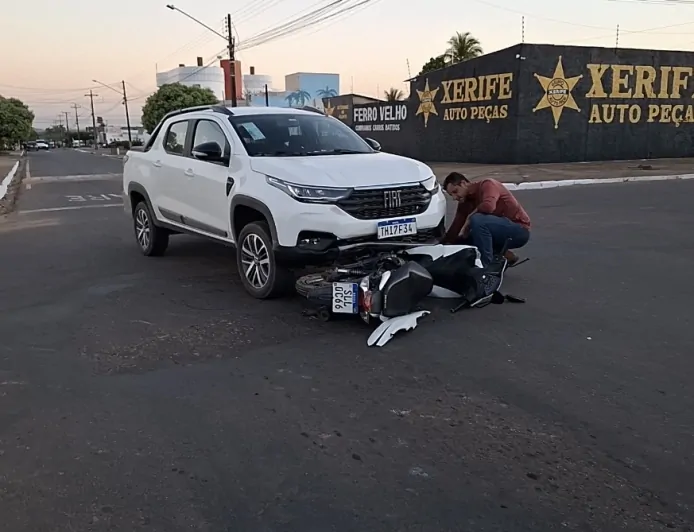 Colisão entre picape e motoneta deixa mulher ferida no bairro Nova Brasília
