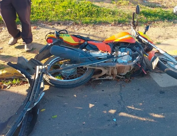 Grávida e bebê são encaminhados para UTI após acidente entre carro e mototáxi em Ji-Paraná