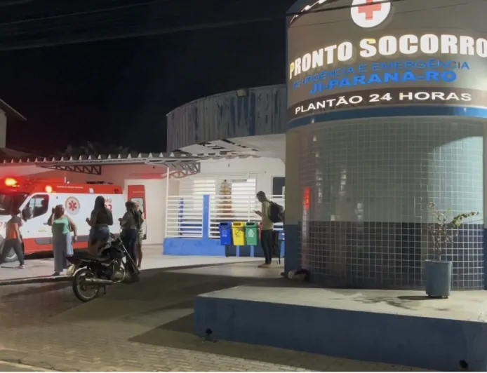 Homem ferido em ataque com arma branca procura atendimento em Ji-Paraná após receber primeiros socorros