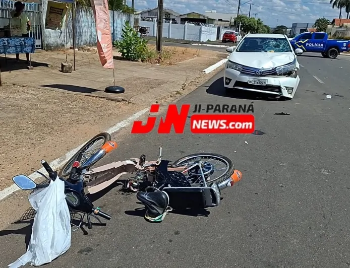 Acidente envolvendo Corolla e bicicleta elétrica deixa trabalhadora gravemente ferida em Ji-Paraná