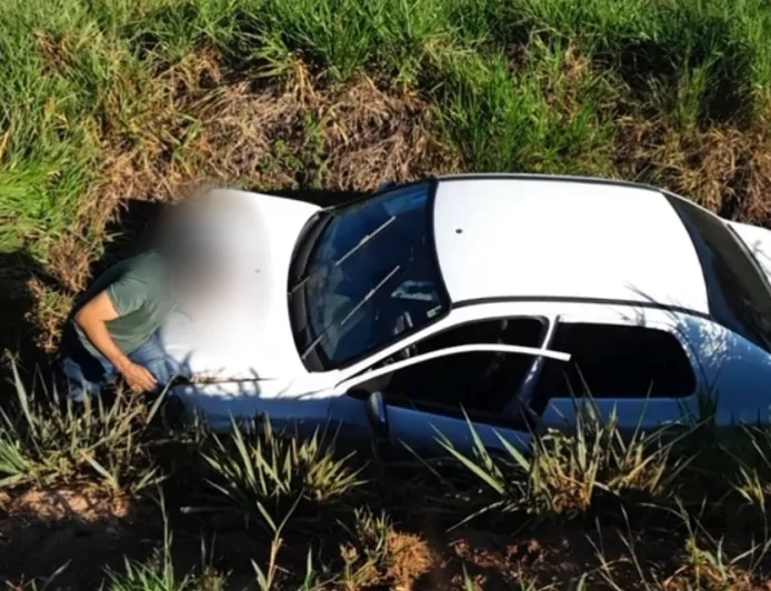 Falha mecânica faz motorista perder controle e cair em vala na RO-135
