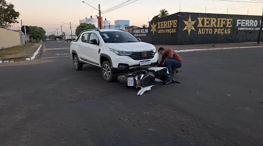 Colisão entre picape e motoneta deixa mulher ferida no bairro Nova Brasília