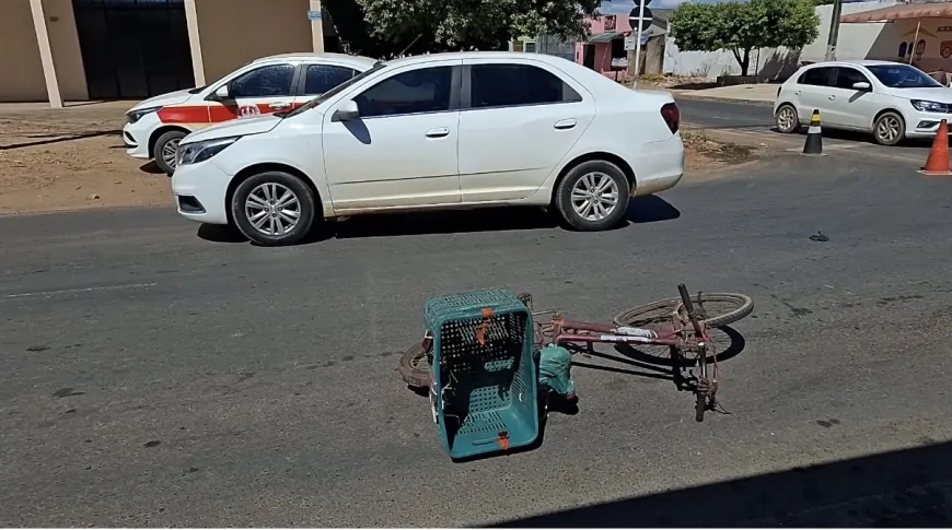 Colisão entre Chevrolet Cobalt e ciclista deixa para-brisa destruído e mobiliza o SAMU em Ji-Paraná