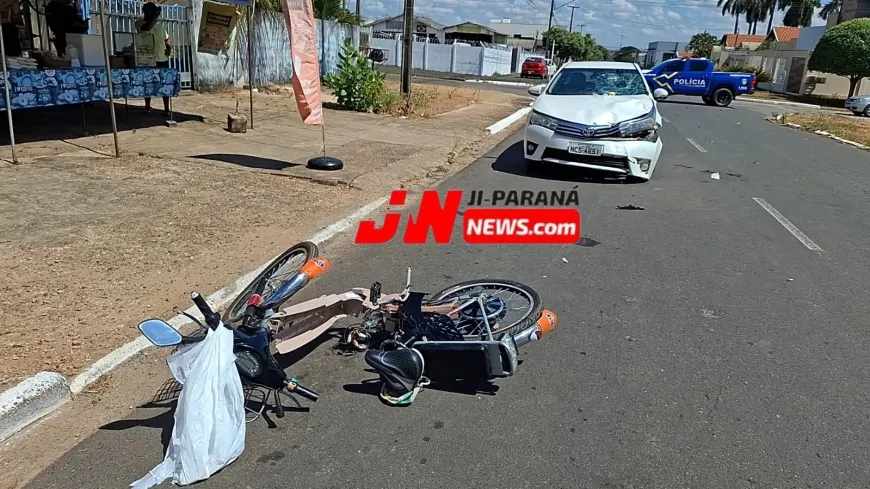 Acidente envolvendo Corolla e bicicleta elétrica deixa trabalhadora gravemente ferida em Ji-Paraná