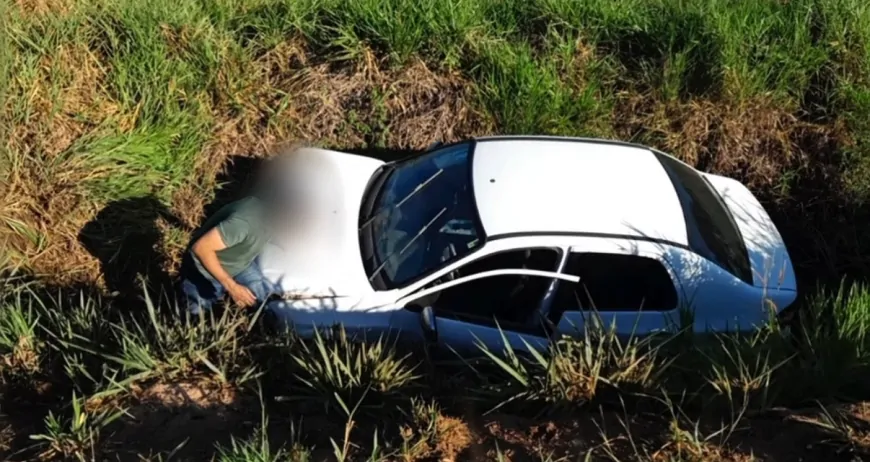 Falha mecânica faz motorista perder controle e cair em vala na RO-135