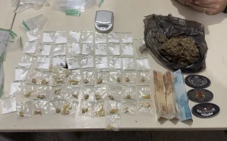 PM apreende drogas e motocicleta usada no tráfico após abordagem no bairro JK
